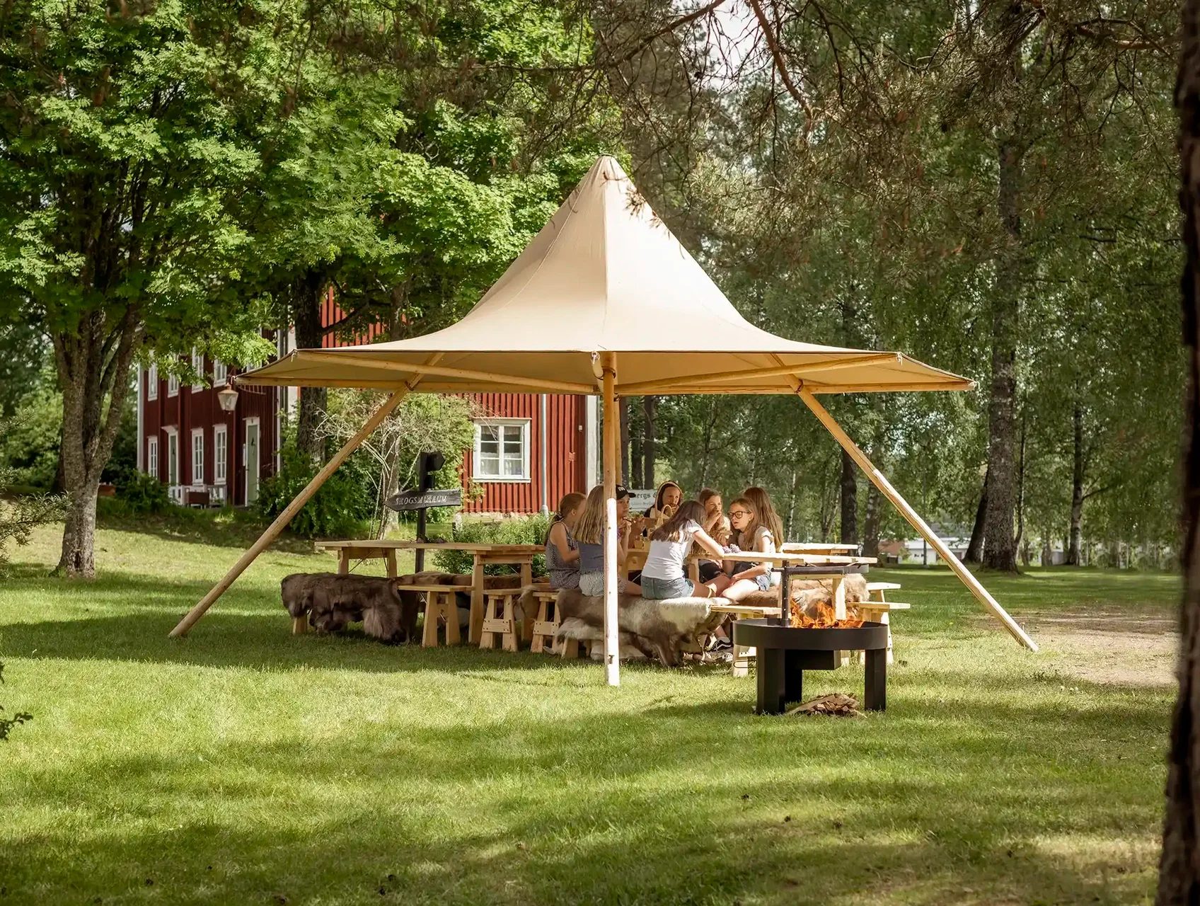 Tipi Nimbus som åben pavillon med udsigt til himlen